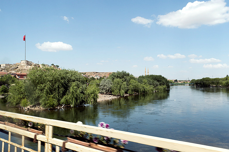 橋を渡るクルマのなかから見たクズルルマク