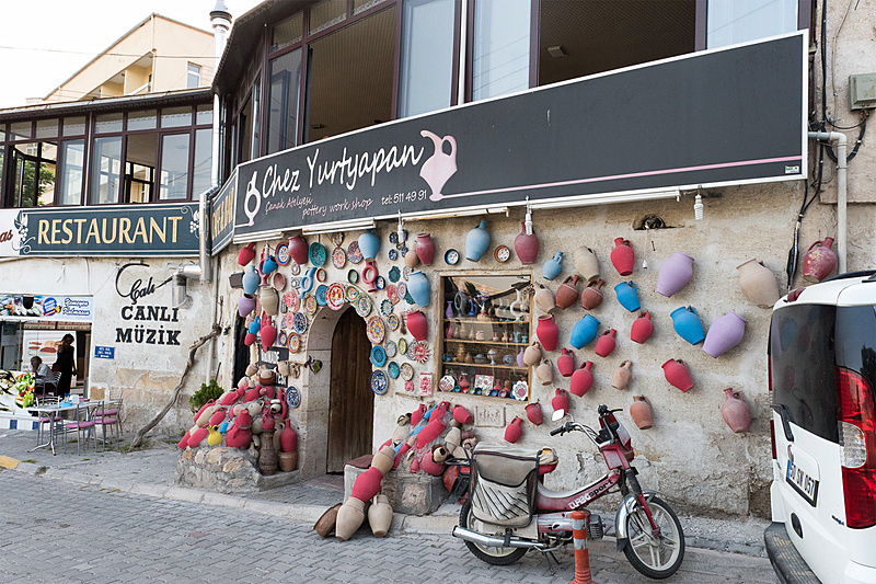 アヴァノスは、いかにも陶器の街といった雰囲気