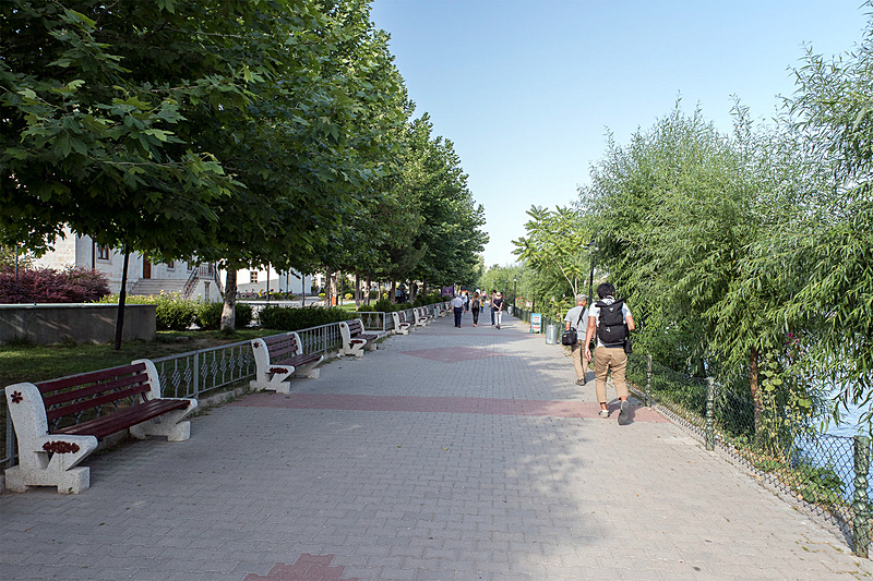 きれいに舗装された川沿いの遊歩道。とてもよい雰囲気だ