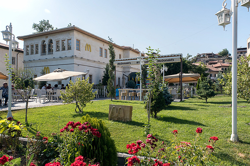 遊歩道沿いには、日本でもおなじみのファーストフード店も。高級な感じがする