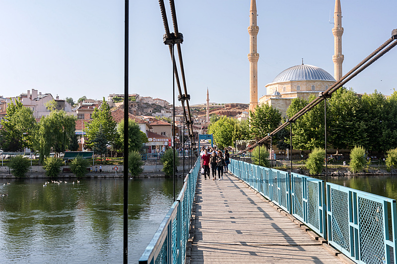 吊り橋を渡ったところから。対岸からの街の感じもとてもよい