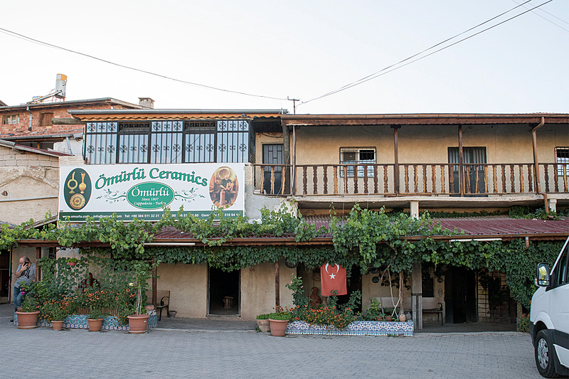 「Ömürlü Ceramics」。創業1807年、創業210年の伝統陶器店だ