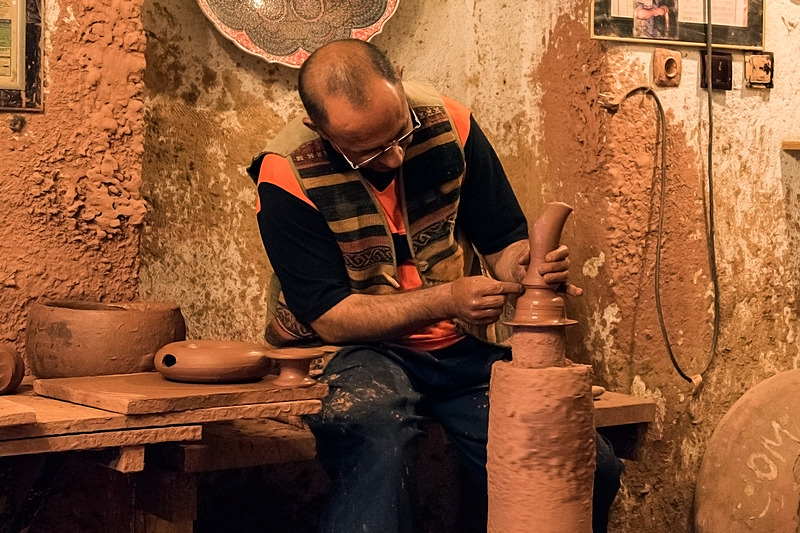 見事な手さばきで形を作っていく