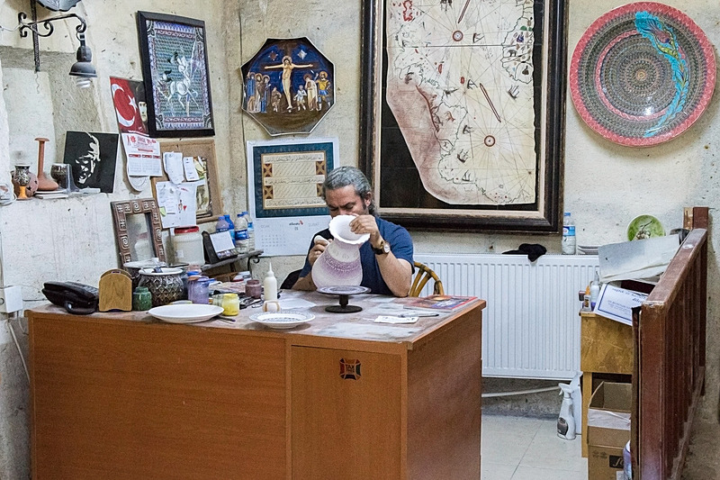 彩色している職人さん