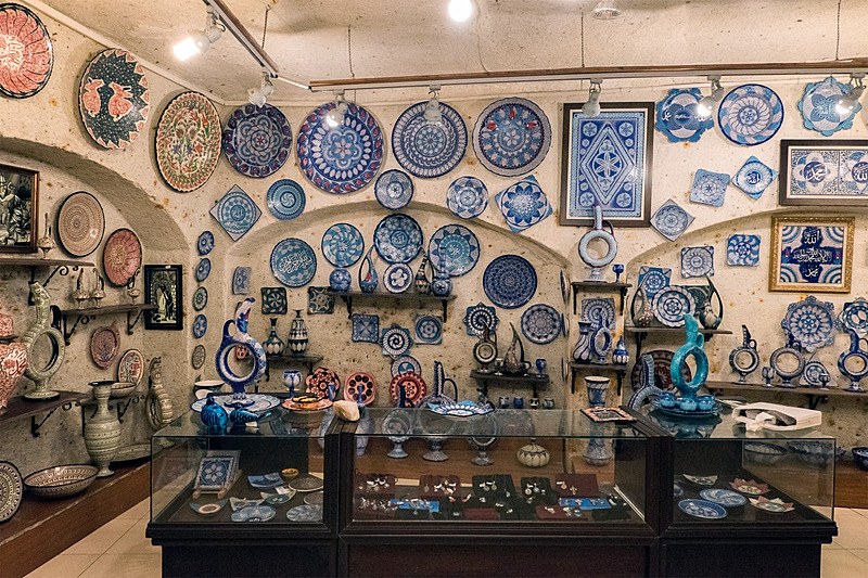 通路の先には高級陶器が並ぶ「師匠」のギャラリーがある