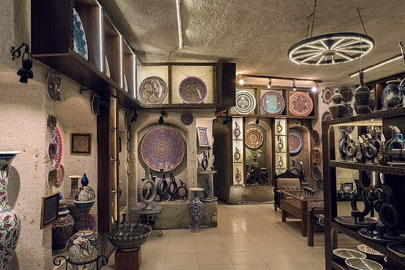 高級なオーラを発する陶器がズラリと並ぶ