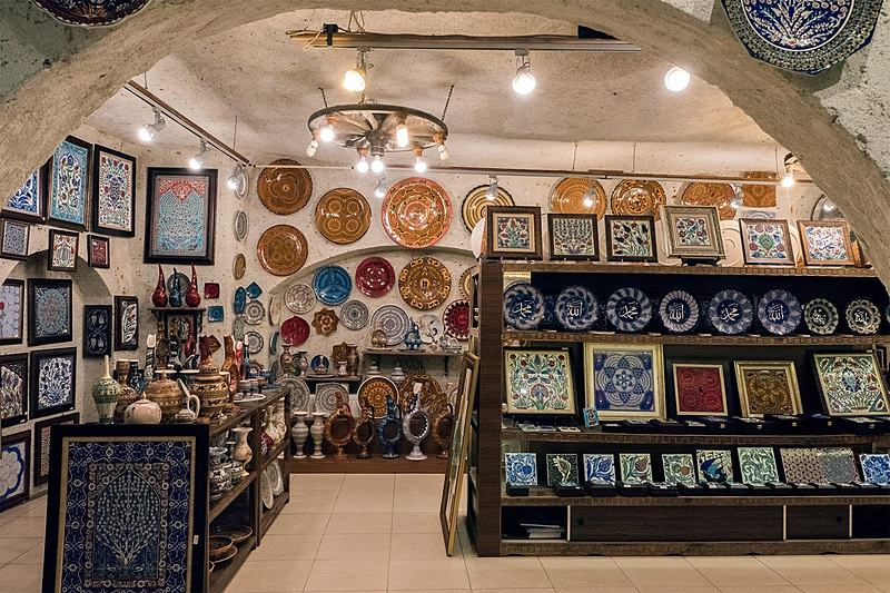 左下に見える額縁に入った作品の図柄が「生命の樹」