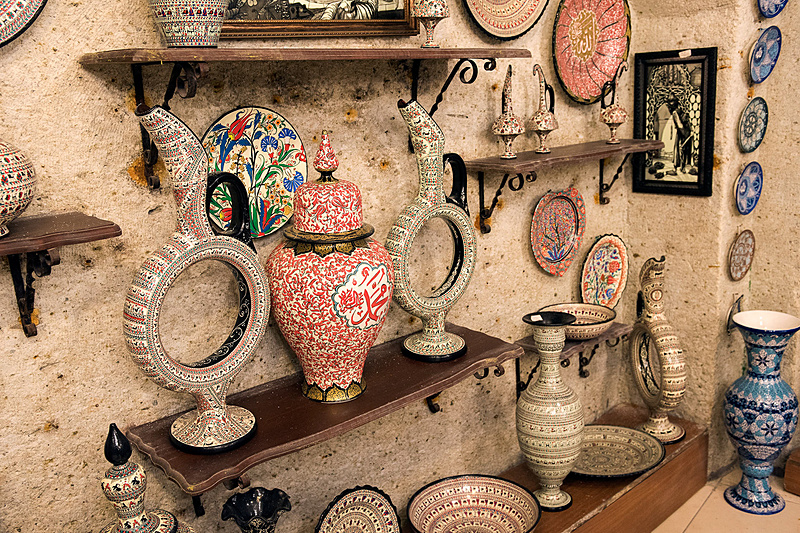 この辺りのワイン入れの柄は、古代人や馬などをデフォルメした文様で「ヒッタイト柄」と言われている