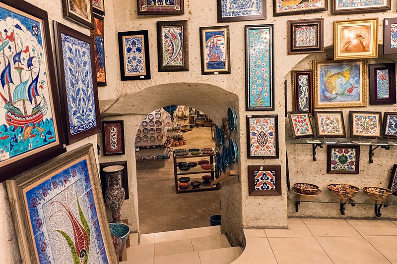 この奥がお弟子さんのギャラリーだそうだ