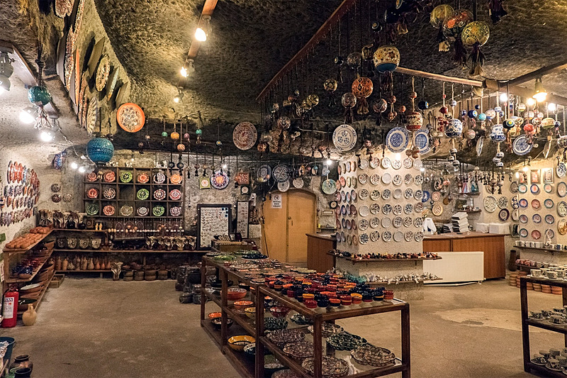 お弟子さんのギャラリーの様子。やはり少し雰囲気が違い、比較的庶民的な作品が多い