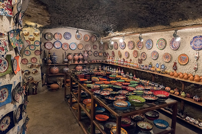 伝統ある陶器店らしい雰囲気の空間だ