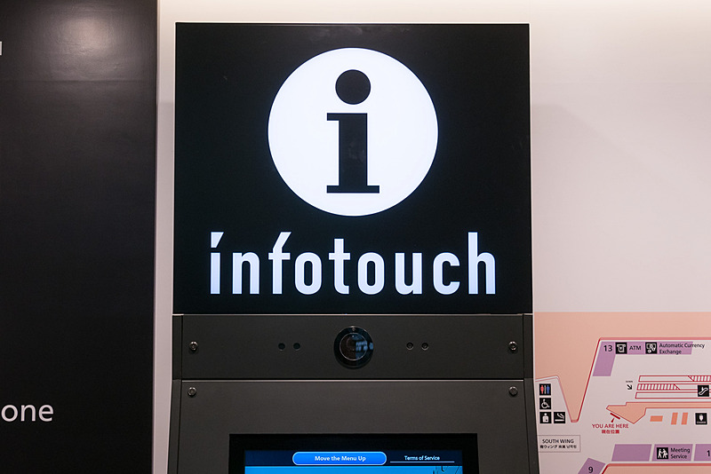 上部に「i」マークと「infotouch」の文字で遠くからでも目立つ