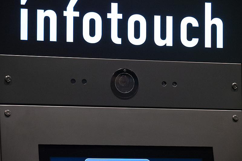 上部にテレビ電話などに使うカメラと、人感（超音波）センサー