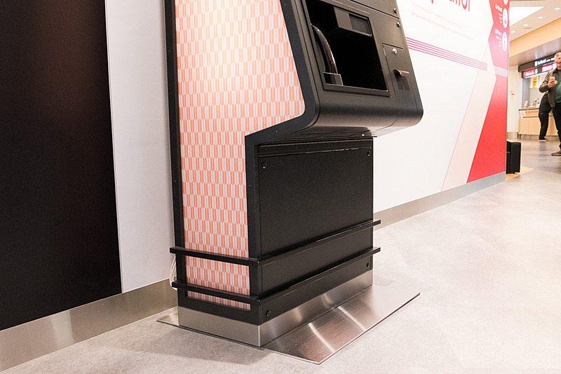 ユニバーサルデザインを意識した設計で、車椅子でも利用しやすいよう下部が深く切れ込んだ形状としている