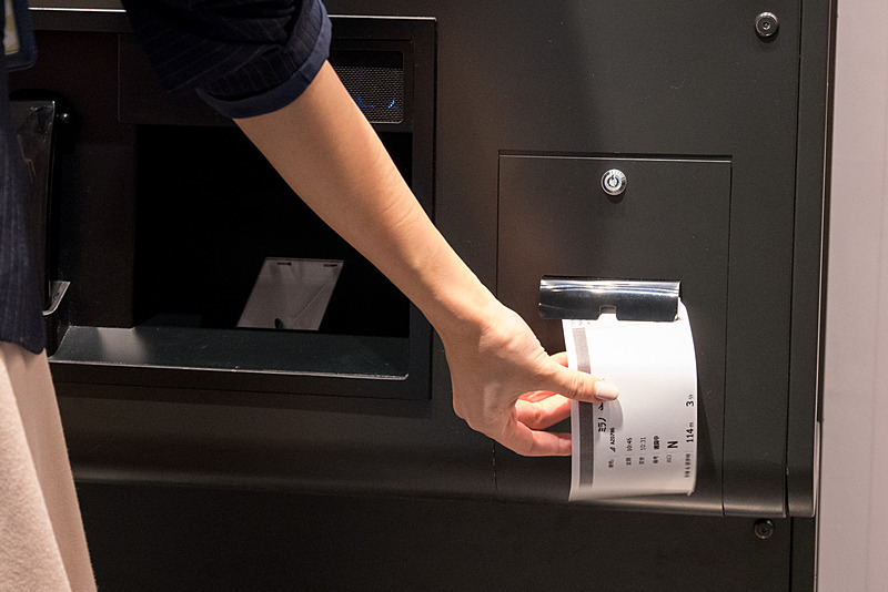 ここで表示した情報を印刷可能。写真左は到着便の情報を印刷しているところ。写真右は出発便の情報