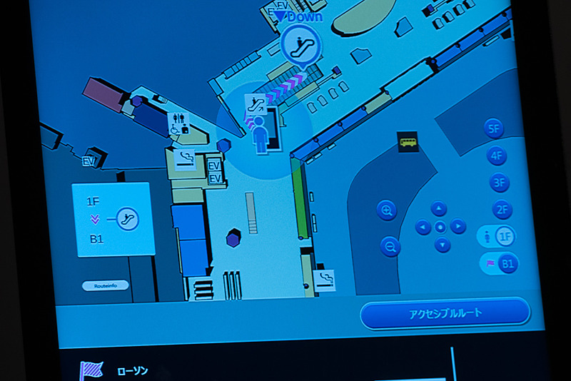 館内案内はまず「最短経路」（写真左）を表示するが、エレベータなどを使う段差の少ないルート“アクセシブルルート”の案内（写真右）へ切り替えることもできる