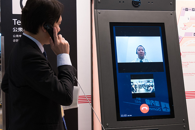 すでに案内カウンターなどで実施している4カ国語でオペレータが対応するテレビ電話による案内機能を統合