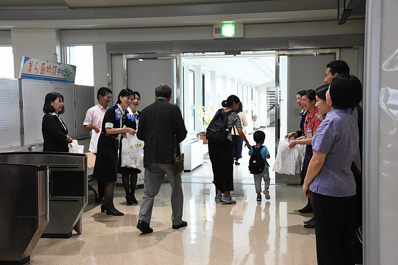 21番ゲートでJTAスタッフが記念品を手渡した