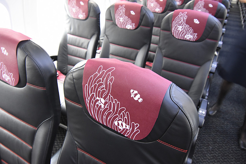 機内の様子。ヘッドレストのカバーにはイソギンチャクとカクレクマノミが描かれていた