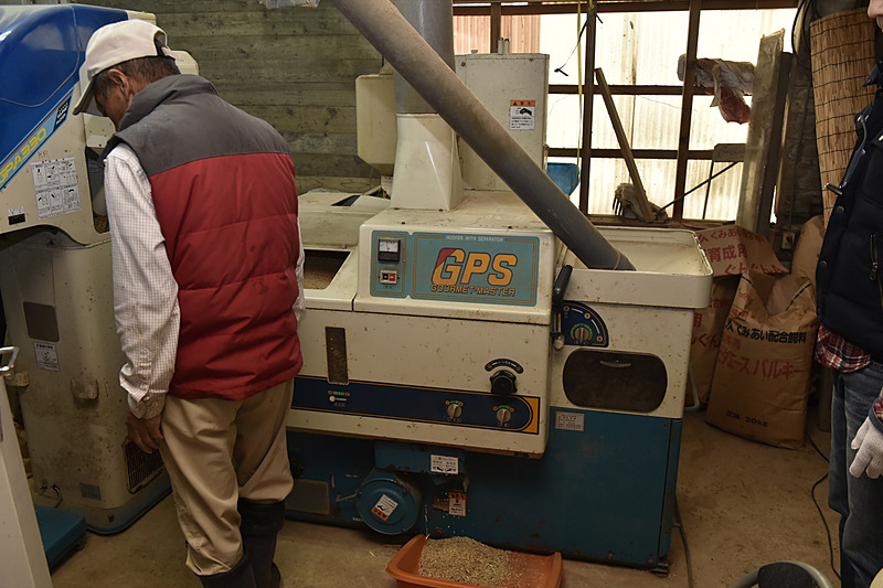 籾摺り機。上から伸びているパイプが2階につながっており、籾が落ちてくる