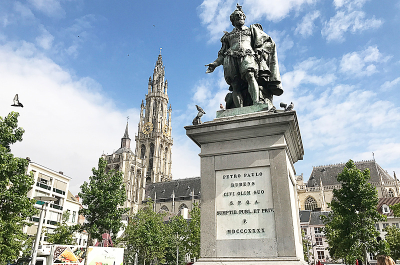 ルーベンスの銅像が立つ広場