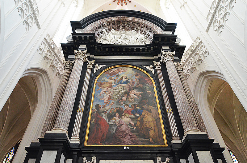 中央奥の祭壇前には「聖母被昇天」。これもルーベンスの傑作