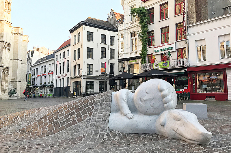 大聖堂前の広場に横たわるネロとパトラッシュ