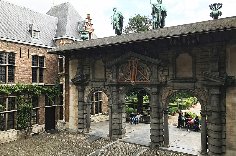 立派な門がある中庭