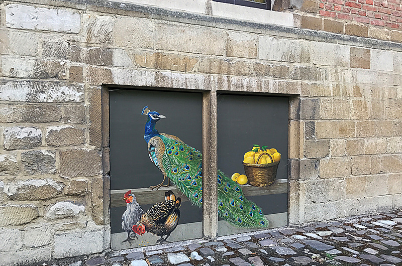 庭のこんなところにも絵が