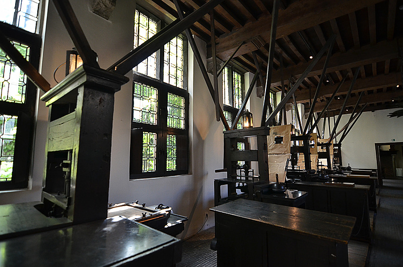 古い印刷機が展示されています