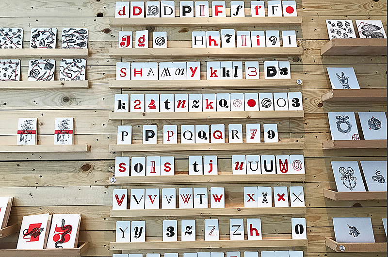 ショップには印刷博物館らしいグッズがたくさん