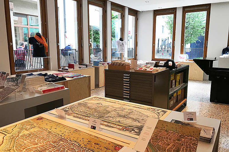 ショップには印刷博物館らしいグッズがたくさん