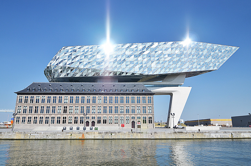 ちょっと離れて真横から。今と昔が違和感なく調和していてお見事！