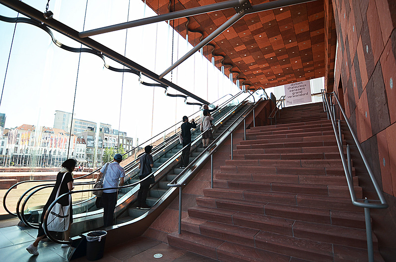 エスカレーターで上へ