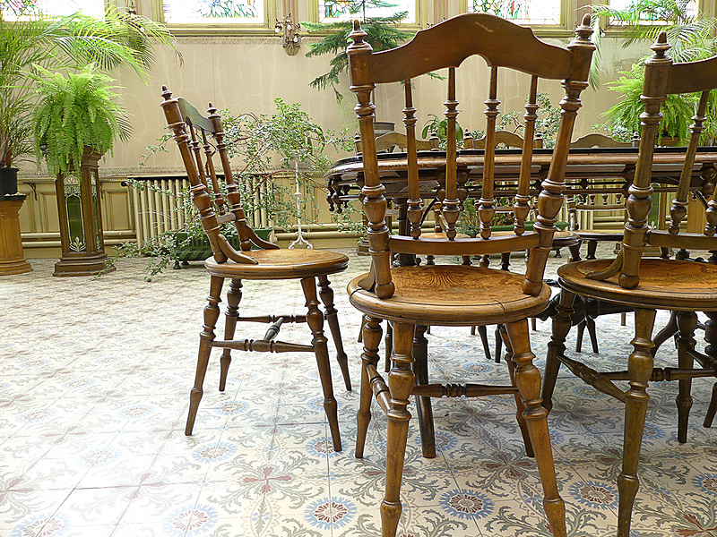 「これはイケアの椅子じゃなくて100年前の椅子なんだ」とガイドさん