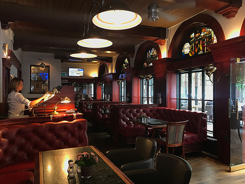 国境にまたがるカフェ「De Engel」