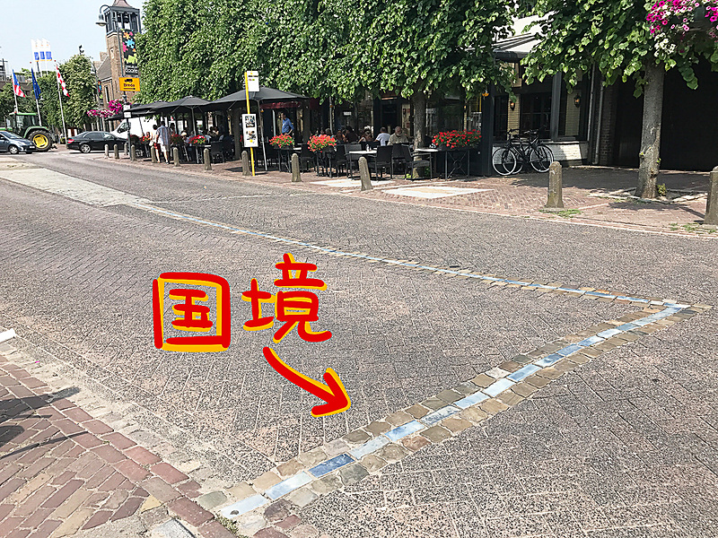 道路に引かれた国境線