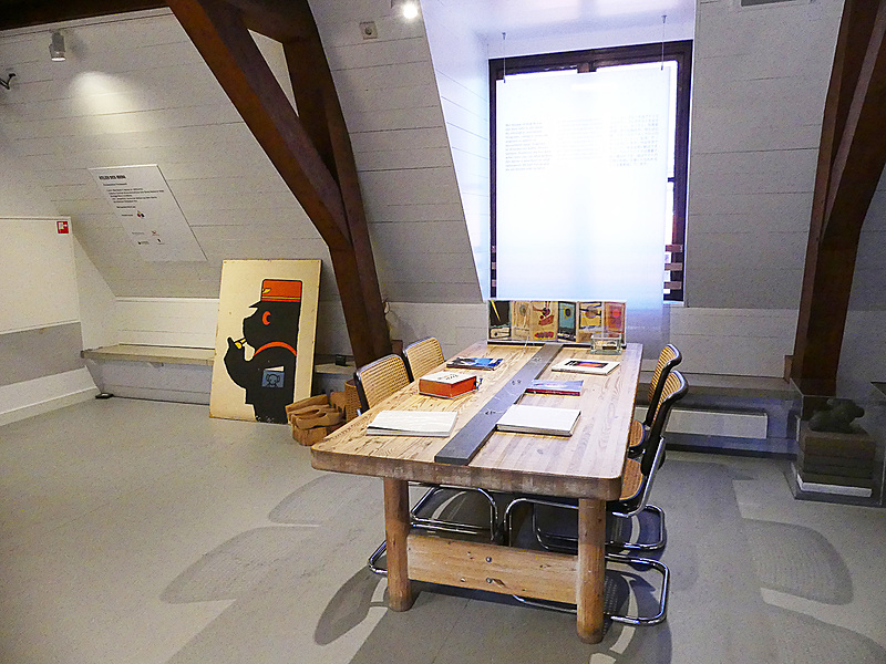 これは来客があったときに打ち合わせなどに使ったテーブルなのだそう