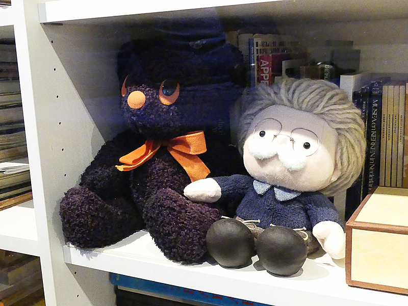 棚には世界中のファンから届いた贈り物が。そのなかに日本の“貝合わせ”も