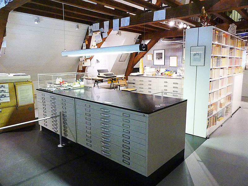 すっきりと整理整頓されていてブルーナさんの性格が現われている作業スペース