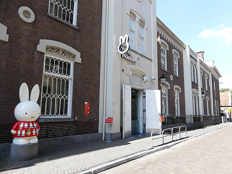 道路をはさんで向いにあるミッフィー・ミュージアム