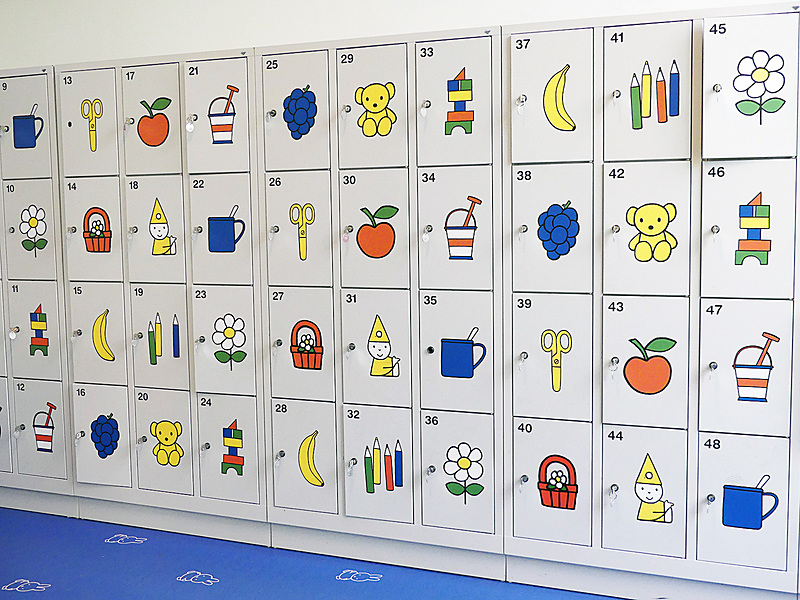 入り口に日本語を発見！そしてものすごくキュートなロッカー