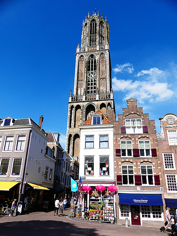 ユトレヒトのシンボル・ドム塔は高さ112m。階段で上まで上って街を一望できるそうですが今回は時間がなくて断念