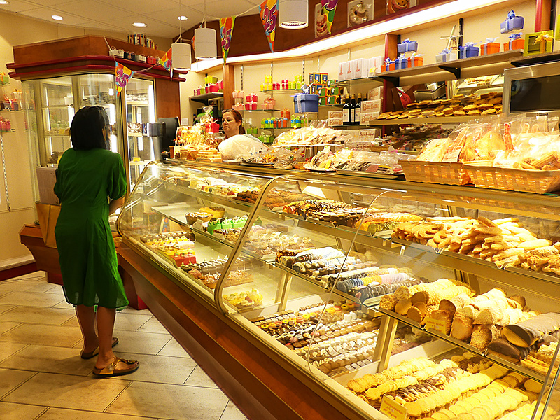 ディック・ブルーナさんが通っていた洋菓子店。買い占めたくなるかわいらしいお菓子がずらり