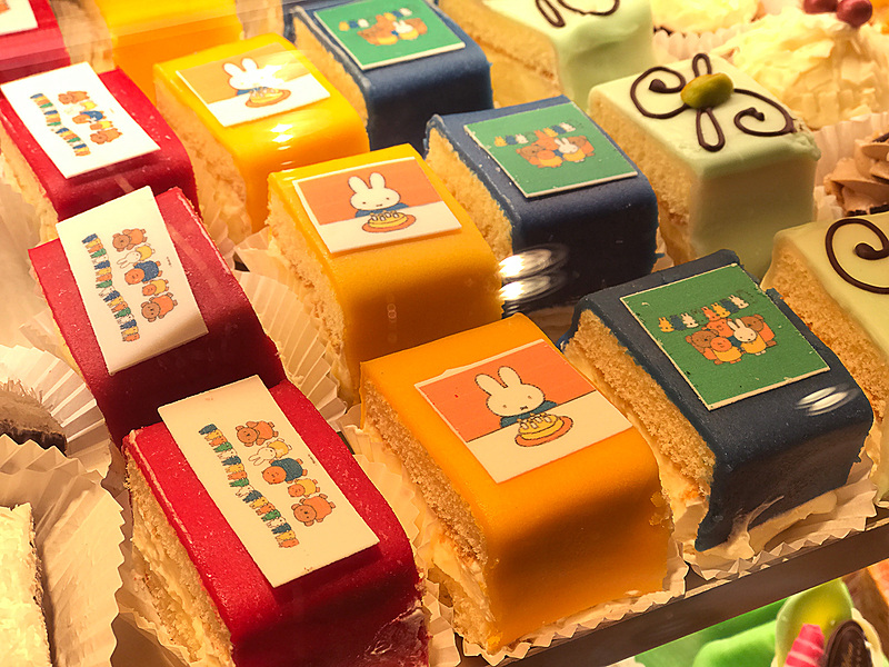 ディック・ブルーナさんが通っていた洋菓子店。買い占めたくなるかわいらしいお菓子がずらり