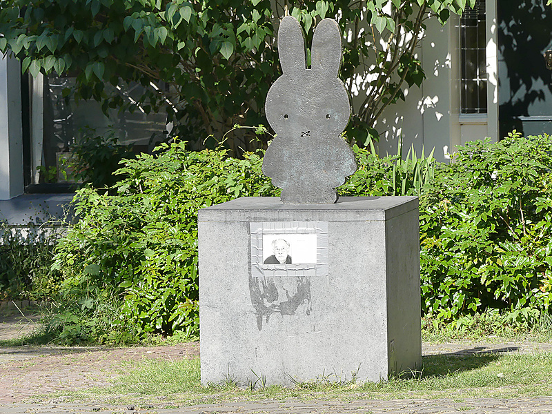 運河沿いを少し歩いたところにある広場に作られたミッフィー像。ちょっと分かりづらい場所かも