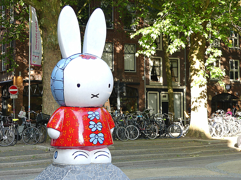 こちらは賑わうエリアに鎮座するミッフィー。なんと反対側はブルーナさんの顔