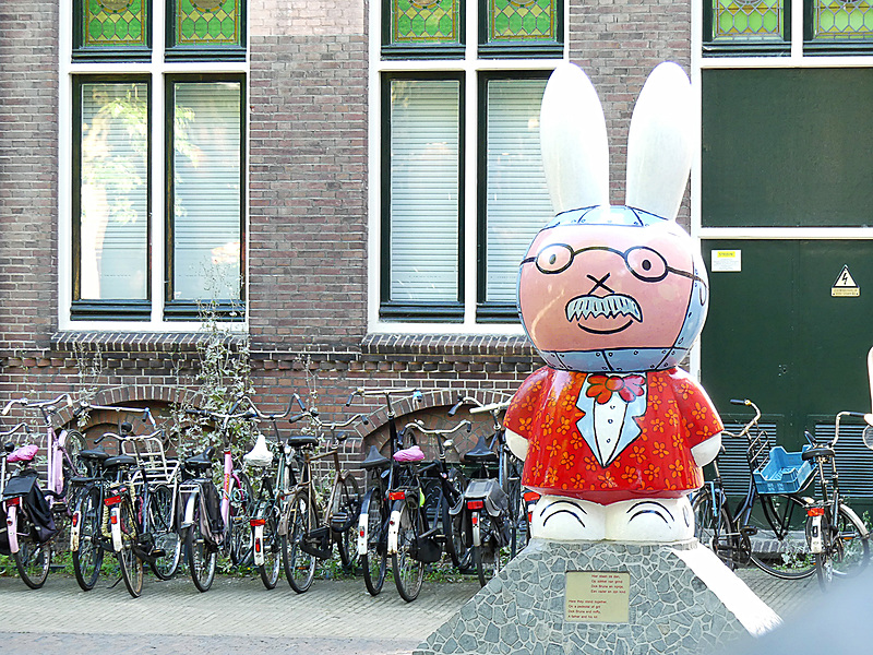 こちらは賑わうエリアに鎮座するミッフィー。なんと反対側はブルーナさんの顔