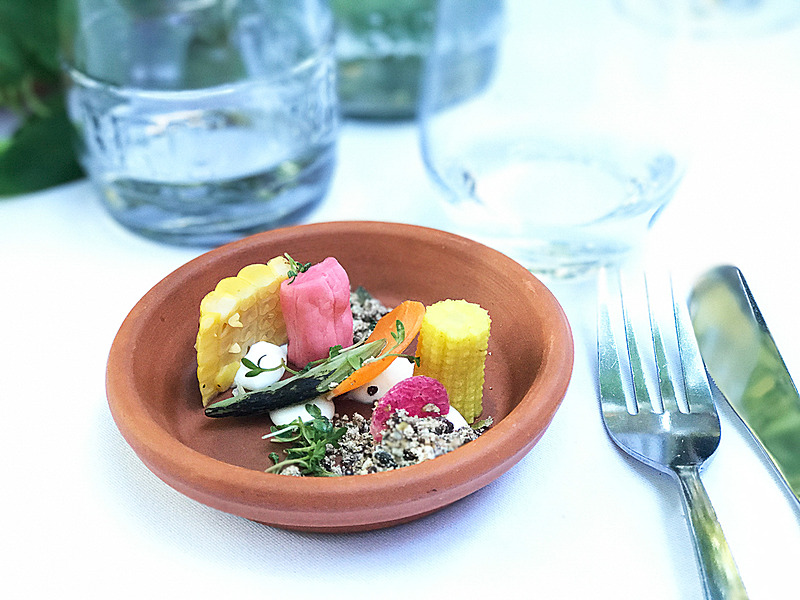 お花に囲まれたテラス席で。前菜がこれまたキュート