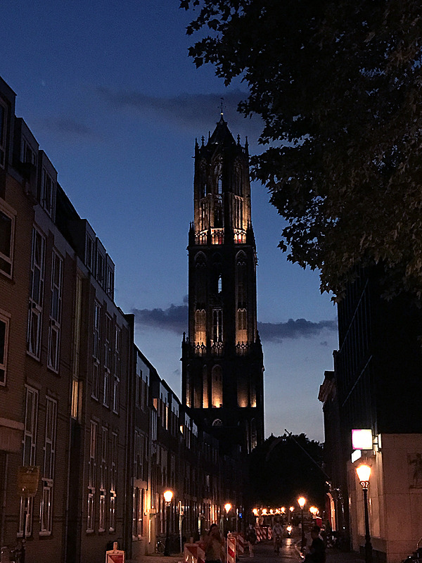 ようやく暗くなってドム塔がシルエットに